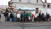 VE FRONTĚ na klobásy stály v pondělí v Erbenově ulici v Mladé Boleslavi desítky zákazníků. Foto: Pavel Svačina