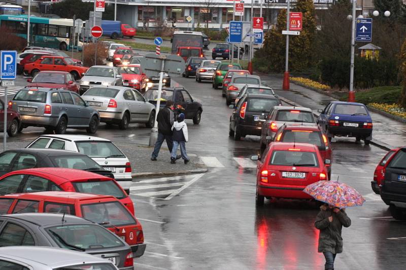 KOLONY aut se tvořily od Jičínské ulice až do centra Mladé Boleslavi. Dopravu řídila policie. Foto: Pavel Svačina