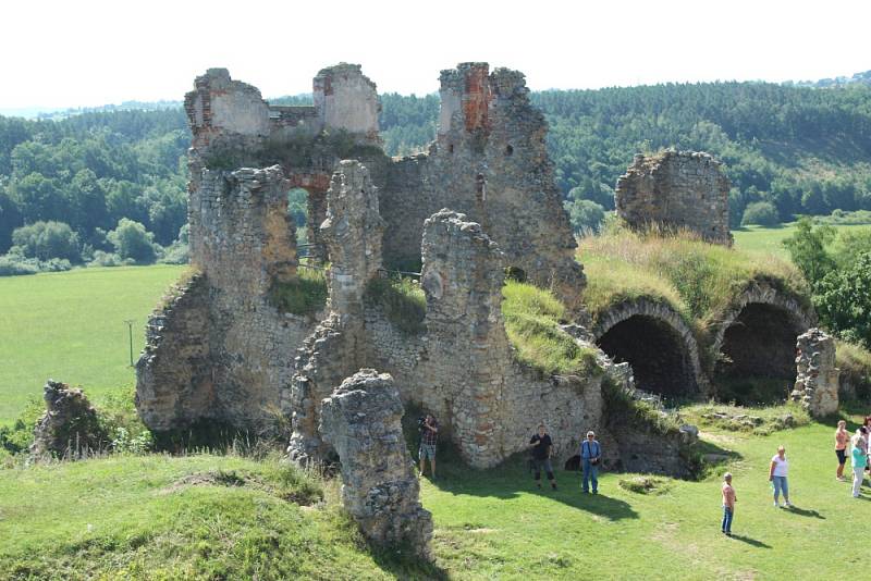 Zřícenina hradu Zvířetice míří na televizní obrazovky. Štáb České televize tu natáčel příspěvek do pořadu Toulavá kamera, a to o projektu Vision21: Ztracený zámek hraběnky Eleonory. Ten mimo jiného představuje dávnou podobu zámku.