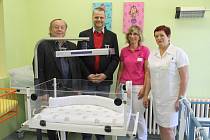 Novorozenecké oddělení Klaudiánovy nemocnice má novou fototerapeutickou lampu, která se používá pro léčbu novorozenecké žloutenky.