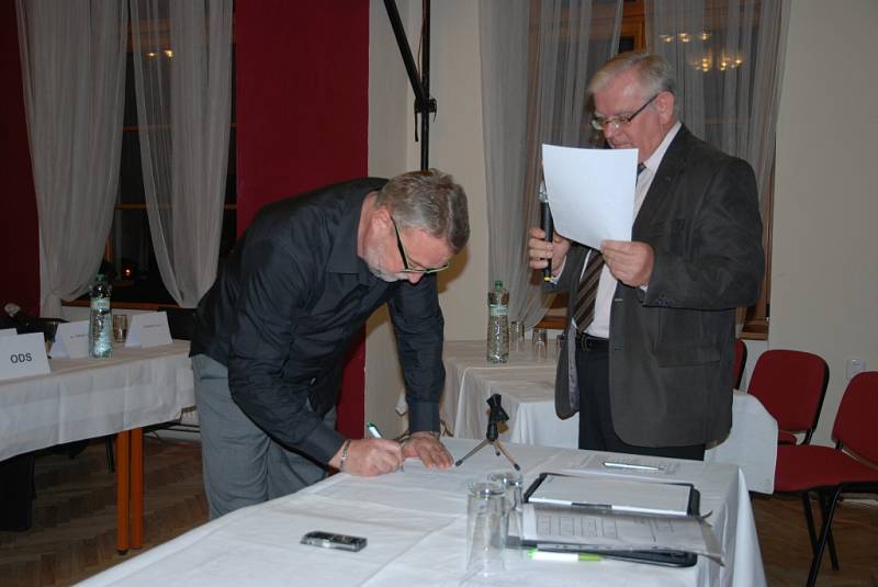 Zastupitelé v Mnichově Hradišti podepsali slib zastupitele pro nové volební období