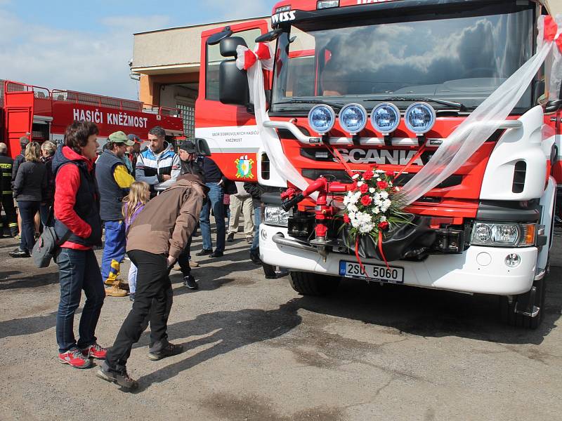 VELKÝ PÁTEK v Kněžmostě byl nejen dnem přípravy na Velikonoce, ale také slavnostním okamžikem pro zdejší sbor dobrovolných hasičů. V garáži hasičské zbrojnice totiž parkují dva zbrusu nové vozy, s nimiž budou zachraňovat lidské životy a majetek.