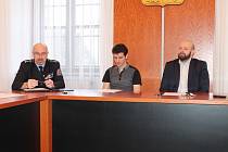 Smlouvu o projektu Bezpečné město v Mladé Boleslavi podepsali náměstek primátora Jiří Bouška a Dušan Žďárský,  vedoucí Územního odboru Mladá Boleslav Policie.
