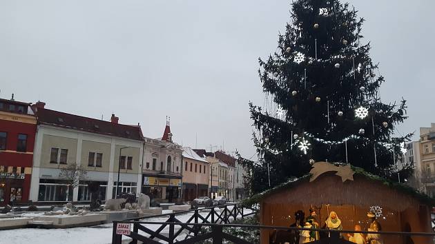 Víkend patří rozsvěcení vánočních stromečků napříč krajem. Ilustrační foto stromku v Mladé Boleslavi v roce 2020.
