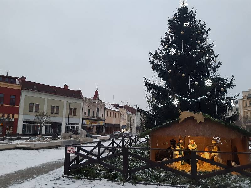 Stromeček na Staroměstském náměstí v Mladé Boleslavi (Advent 2020).