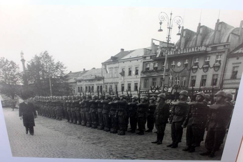 V Muzeu Mladoboleslavska na Hradě je v prvním patře k vidění neobyčejná výstava snímků z historie Staroměstského náměstí.