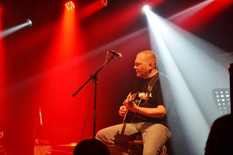 Z koncertu kapel Piranha, Rain, Komunál a Luboš Odháněl s hosty akusticky v Čisté u Mladé Boleslavi.