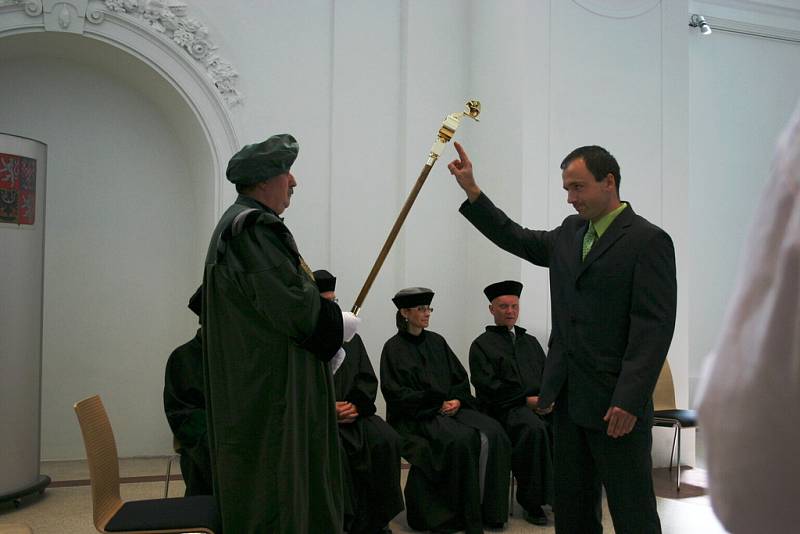 Úspěšní studenti vysoké školy převzali diplomy