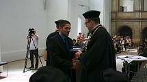 Úspěšní studenti vysoké školy převzali diplomy