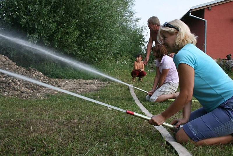 Tým Boleslavského deníku pilně trénuje na soutěž v požárním sportu.