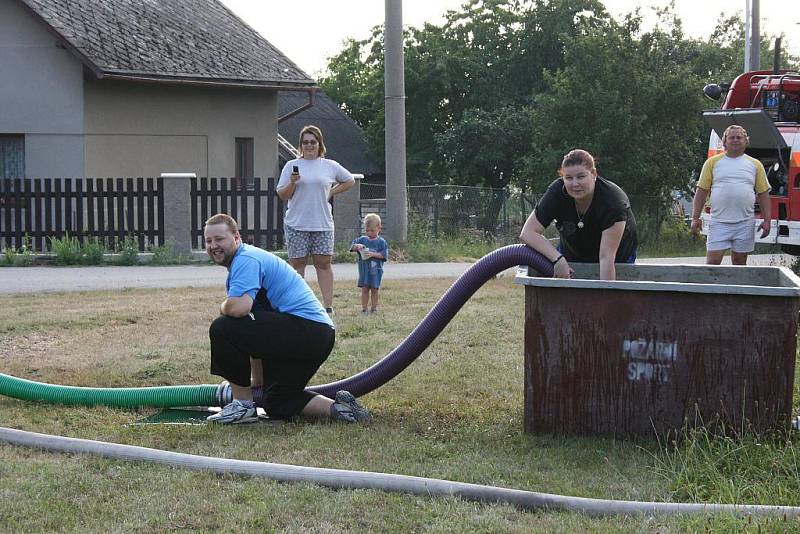 Tým Boleslavského deníku pilně trénuje na soutěž v požárním sportu.