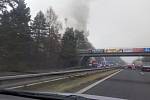 Plameny v sobotu dopoledne zachvátily motorest v sousedství dálnice D10 u Hlavence na Praze-východ. 