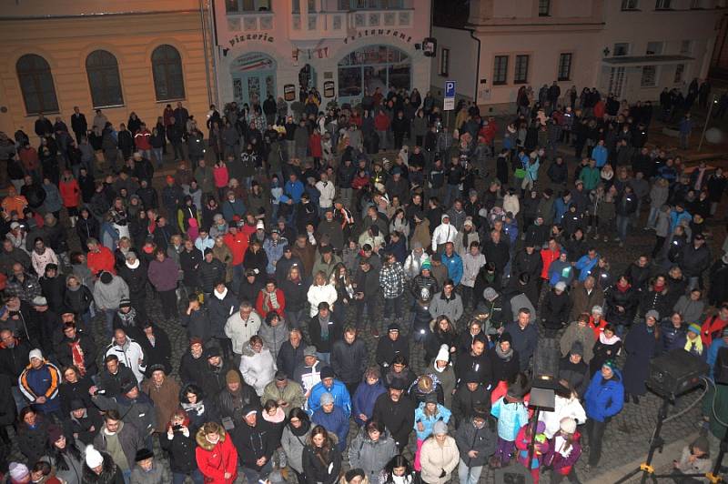 Štědrovečerní zpívání na Masarykově náměstí v Mnichově Hradišti.