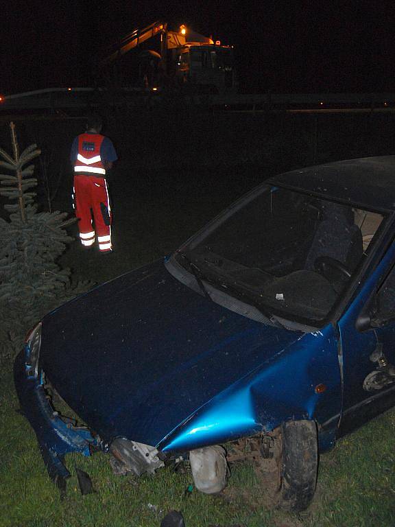 Auto po nehodě letělo až do zahrádky u domu.