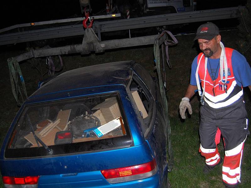 Auto po nehodě letělo až do zahrádky u domu.