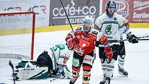 Hokejové utkáníčtvrtfinále  playoff Tipsport extraligy v ledním hokeji mezi HC Dynamo Pardubice (v červenobílém) a BK Mladá Boleslav (v bílozeleném) v pardudubické enterie areně.