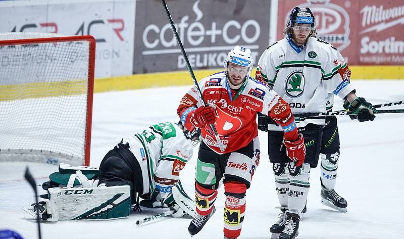 Hokejové utkáníčtvrtfinále  playoff Tipsport extraligy v ledním hokeji mezi HC Dynamo Pardubice (v červenobílém) a BK Mladá Boleslav (v bílozeleném) v pardudubické enterie areně.