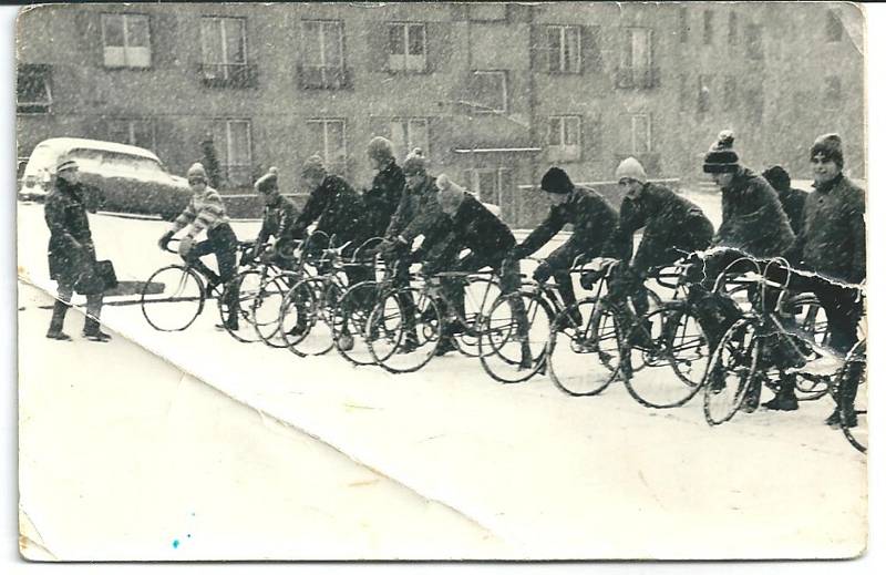 Zimní trénink cyklistického oddílu vedeného trenérem Vaňkem. První polovina 70. let.