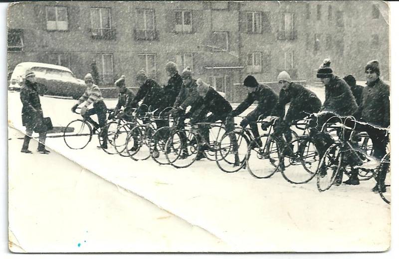 Zimní trénink cyklistického oddílu vedeného trenérem Vaňkem. první polovina 70. let.