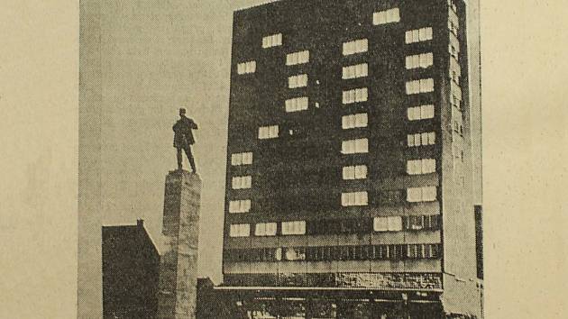 Vzpomínáte, když Bytové družstvo Věžák slavilo vloni v prosinci 50 let od postavení svého domu a rozzářená okna vytvořila padesátku? V roce 1965, krátce po vztyčení Leninovy sochy a 20 let po osvobození Československa, se zde rozzářila dvacítka.