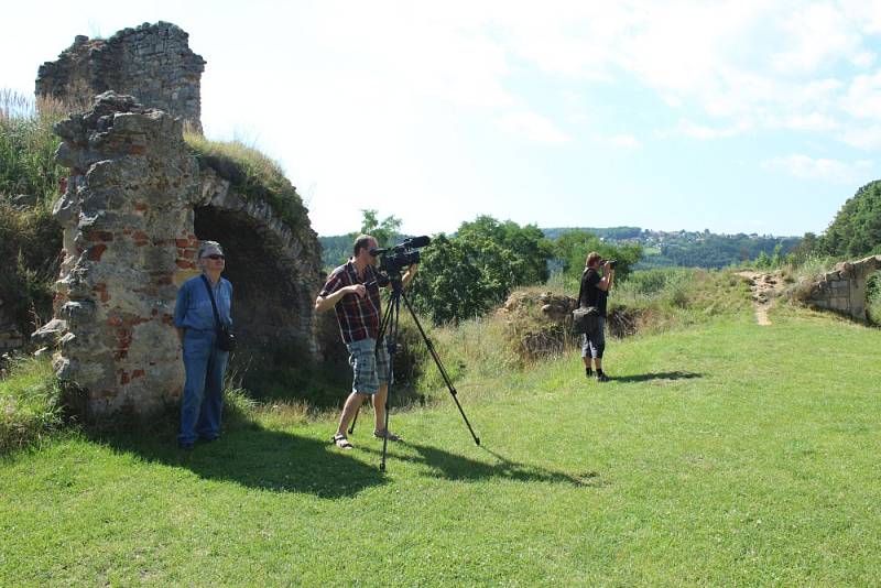 Zřícenina hradu Zvířetice míří na televizní obrazovky. Štáb České televize tu natáčel příspěvek do pořadu Toulavá kamera, a to o projektu Vision21: Ztracený zámek hraběnky Eleonory. Ten mimo jiného představuje dávnou podobu zámku.