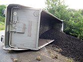 Převrácený nákladní vůz s uhlím u Rokyté na Mladoboleslavsku.