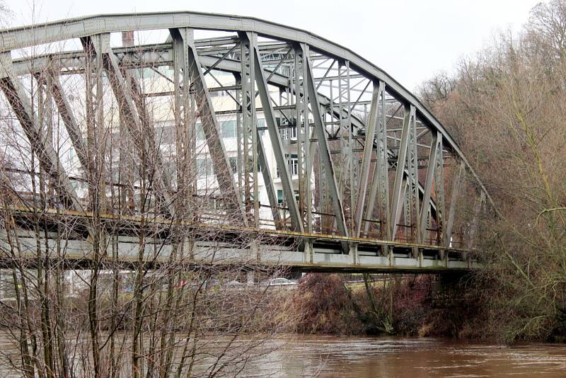 Železniční most u Krásné louky v Mladé Boleslavi, v jehož sousedství vyroste nová lávka s cyklostezkou.