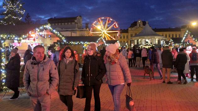 Místo zrušených Vánočních trhů město Mladá Boleslav v pondělí 27. prosince ve čtyři odpoledne spustilo Novoroční trhy. Park na výstavišti zaplnily stovky lidí.