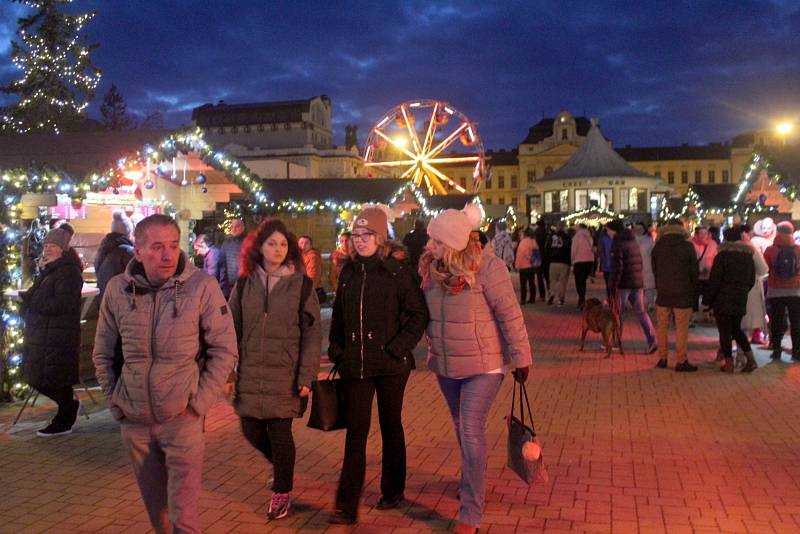 Místo zrušených Vánočních trhů město Mladá Boleslav v pondělí 27. prosince ve čtyři odpoledne spustilo Novoroční trhy. Park na výstavišti zaplnily stovky lidí.