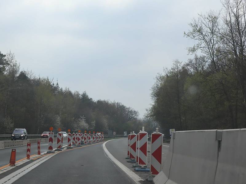 Oprava mostu a s tím spojené zúžení na dálnici D10 mezi Prahou a Mladou Boleslaví - na úrovni sjezdu ke Staré Boleslavi.