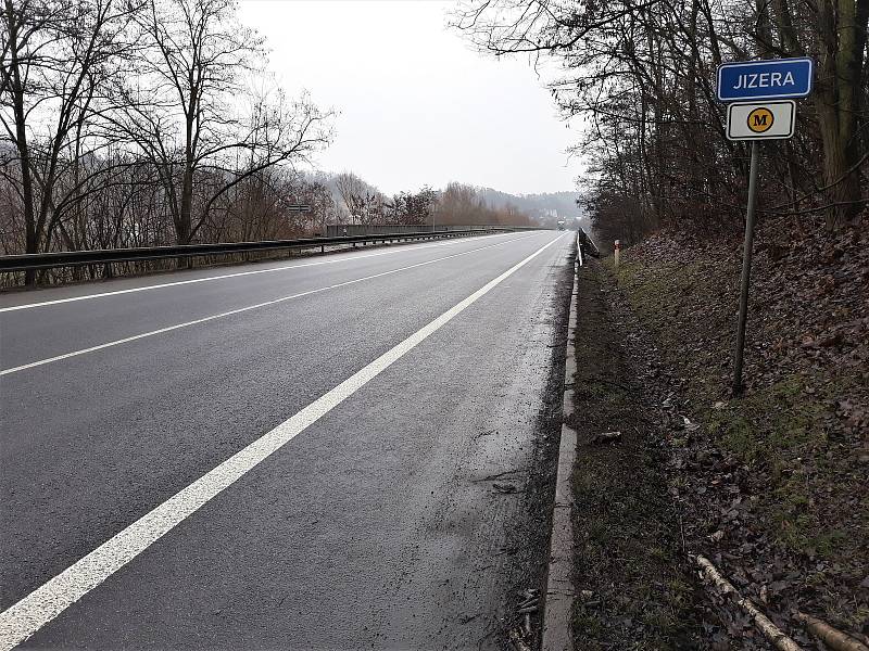 Do konce listopadu se bude opravovat most na silnici I/38 přes Jizeru a železniční trať u Debře.