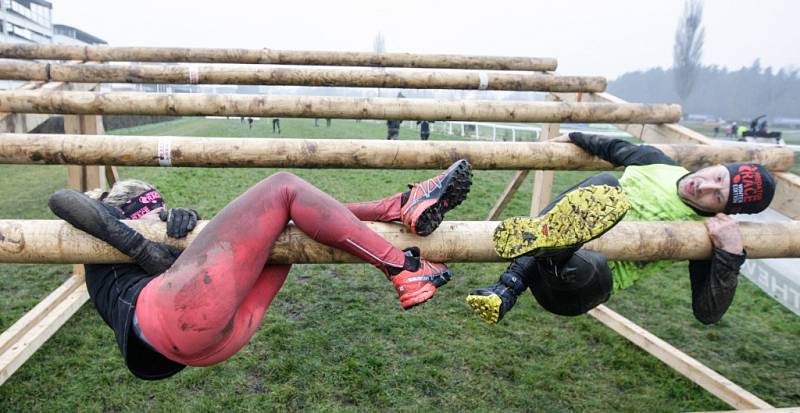 Extrémní překážkový závod Taxis Gladiator Race na pardubickém dostihovém závodišti.