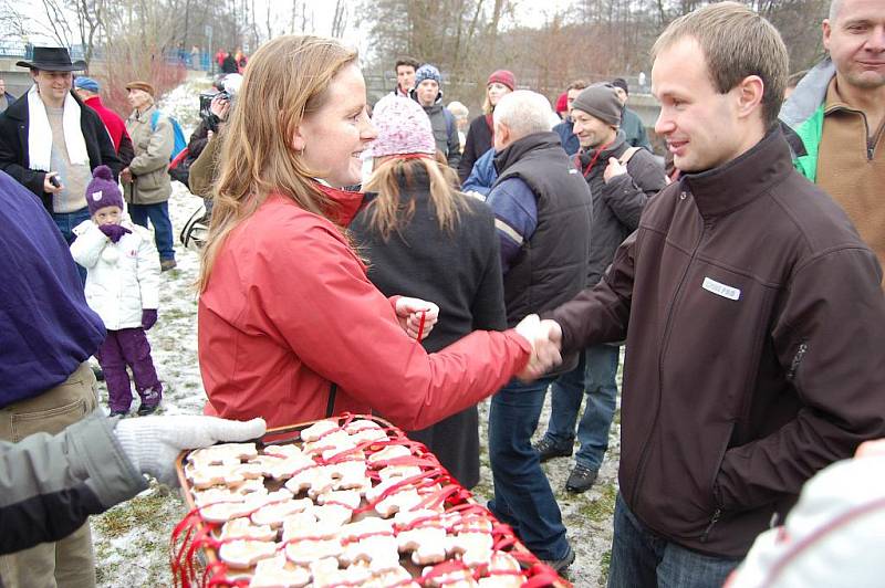 Otužilci se na Štědrý den ponořili do téměř zamrzlé Jizery.