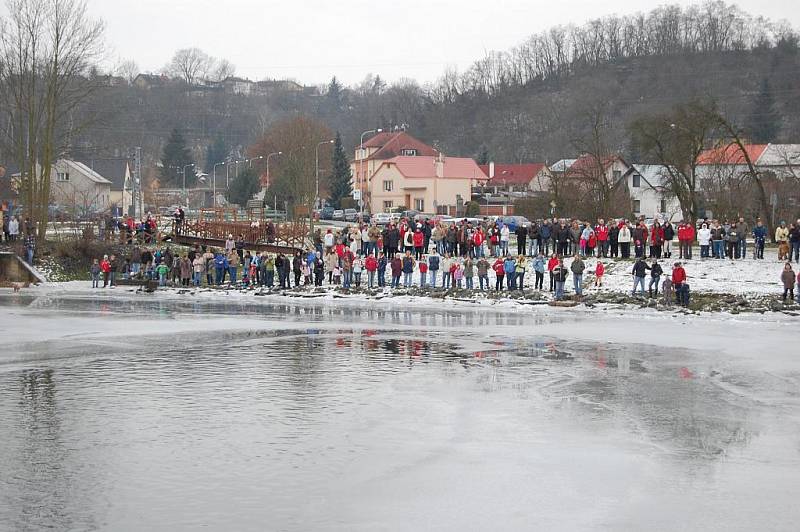 Otužilci se na Štědrý den ponořili do téměř zamrzlé Jizery.