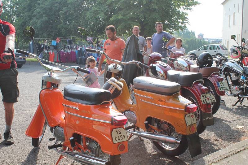 V Bezně se sjeli příznivci historických motocyklů a vyjeli na okružní jízdu po Mladoboleslavsku