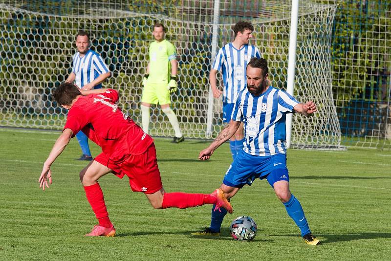 Krajský přebor, 25. kolo: FK Dobrovice (modrobílá kombinace) - FC Velim (1:2)