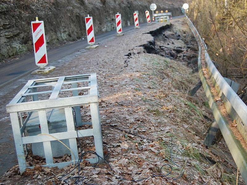 Mělnickou ulici v Bělé čeká velká rekonstrukce. Opraví se utržená krajnice a u Sauny vznikne kruhový objezd