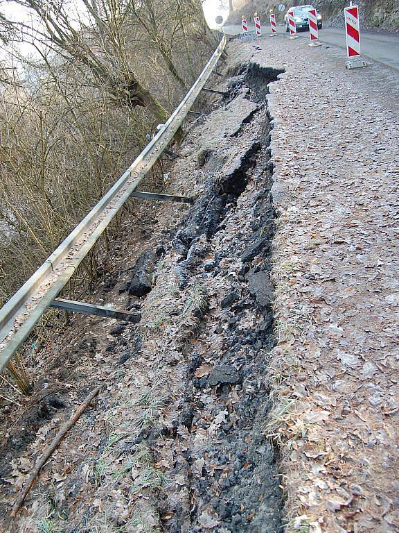 Mělnickou ulici v Bělé čeká velká rekonstrukce. Opraví se utržená krajnice a u Sauny vznikne kruhový objezd