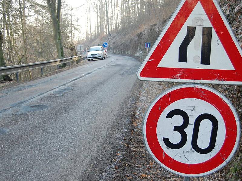 Mělnickou ulici v Bělé čeká velká rekonstrukce. Opraví se utržená krajnice a u Sauny vznikne kruhový objezd