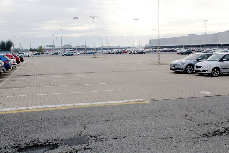 Před areálem automobilky Škoda v Mladé Boleslavi.