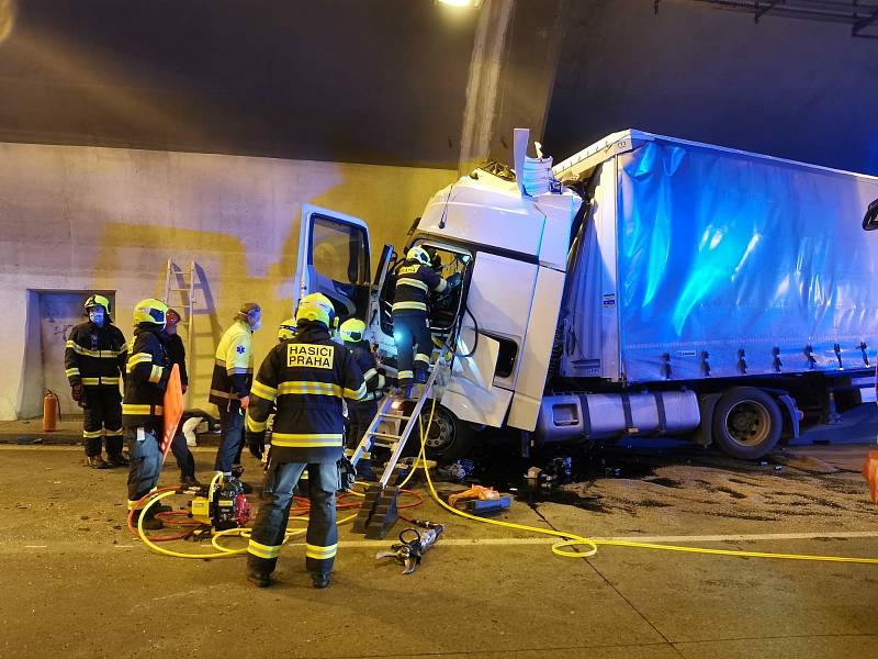 Provoz na Pražském okruhu ochromila tragédie v tunelu