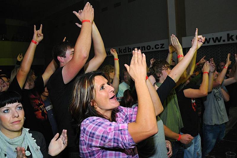 Koncert kapel Horkýže Slíže a Seven přilákal stovky fanoušků do kulturního domu Bezno.