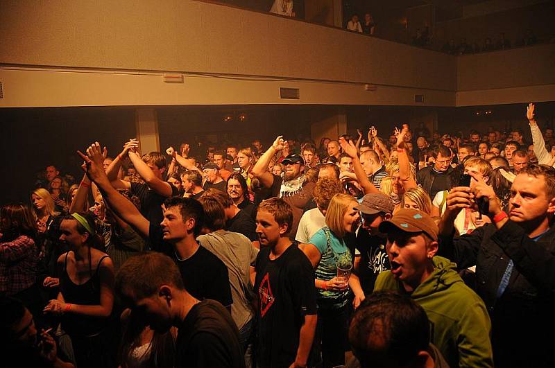 Koncert kapel Horkýže Slíže a Seven přilákal stovky fanoušků do kulturního domu Bezno.