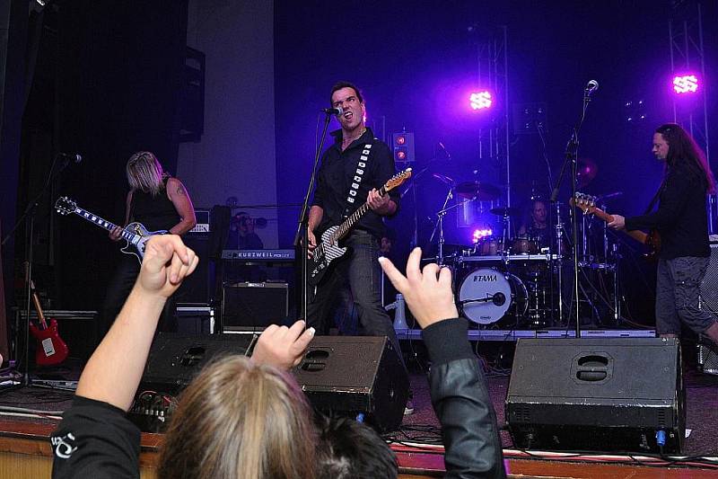 Koncert kapel Horkýže Slíže a Seven přilákal stovky fanoušků do kulturního domu Bezno.