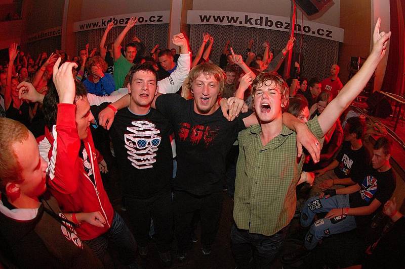 Koncert kapel Horkýže Slíže a Seven přilákal stovky fanoušků do kulturního domu Bezno.