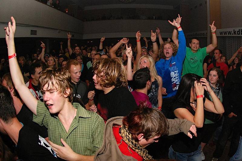 Koncert kapel Horkýže Slíže a Seven přilákal stovky fanoušků do kulturního domu Bezno.