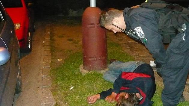 Agresivní opilec napadl při zasáhu strážníky.