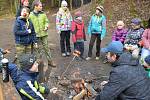 Uklidit nepořádek, odstranit napadané větve po vichřici, vyčistit studánku a shrabat napadané listí. To všechno čekalo o víkendu na skauty z Bělé pod Bezdězem, kteří už tradičně vyrazili odemknout Březinskou studánku.