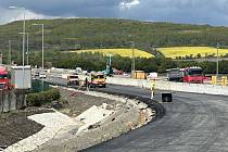 Stavba křižovatky kolem sjezdu z dálnice D10 u Kosmonos je podle stavitelů českým unikátem.