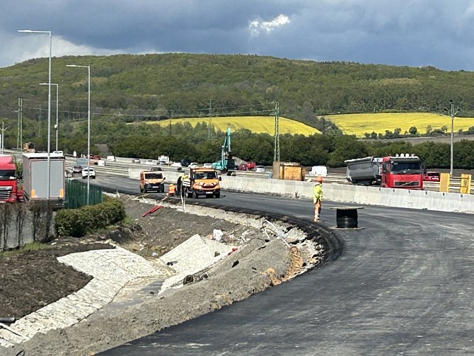 Stavba křižovatky kolem sjezdu z dálnice D10 u Kosmonos je podle stavitelů českým unikátem.